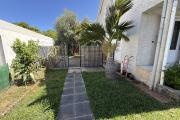 Maison en R+1 constituée de trois logements (T4+T3+T1), garage, belle piscine au sel, située à la Pointe des Châteaux, sur une terrain de plat de 600 m² offrant une vue imprenable sur l'océan et la montagne.