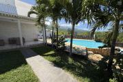 Maison en R+1 constituée de trois logements (T4+T3+T1), garage, belle piscine au sel, située à la Pointe des Châteaux, sur une terrain de plat de 600 m² offrant une vue imprenable sur l'océan et la montagne.