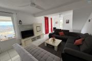 Maison en R+1 constituée de trois logements (T4+T3+T1), garage, belle piscine au sel, située à la Pointe des Châteaux, sur une terrain de plat de 600 m² offrant une vue imprenable sur l'océan et la montagne.