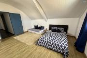 Maison en R+1 constituée de trois logements (T4+T3+T1), garage, belle piscine au sel, située à la Pointe des Châteaux, sur une terrain de plat de 600 m² offrant une vue imprenable sur l'océan et la montagne.