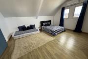 Maison en R+1 constituée de trois logements (T4+T3+T1), garage, belle piscine au sel, située à la Pointe des Châteaux, sur une terrain de plat de 600 m² offrant une vue imprenable sur l'océan et la montagne.