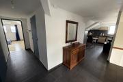 Maison en R+1 constituée de trois logements (T4+T3+T1), garage, belle piscine au sel, située à la Pointe des Châteaux, sur une terrain de plat de 600 m² offrant une vue imprenable sur l'océan et la montagne.