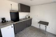 Maison en R+1 constituée de trois logements (T4+T3+T1), garage, belle piscine au sel, située à la Pointe des Châteaux, sur une terrain de plat de 600 m² offrant une vue imprenable sur l'océan et la montagne.