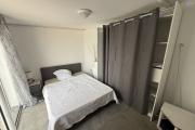 Maison en R+1 constituée de trois logements (T4+T3+T1), garage, belle piscine au sel, située à la Pointe des Châteaux, sur une terrain de plat de 600 m² offrant une vue imprenable sur l'océan et la montagne.