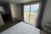 Maison en R+1 constituée de trois logements (T4+T3+T1), garage, belle piscine au sel, située à la Pointe des Châteaux, sur une terrain de plat de 600 m² offrant une vue imprenable sur l'océan et la montagne.