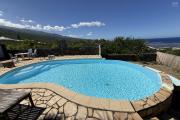 Maison en R+1 constituée de trois logements (T4+T3+T1), garage, belle piscine au sel, située à la Pointe des Châteaux, sur une terrain de plat de 600 m² offrant une vue imprenable sur l'océan et la montagne.