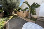 Maison en R+1 constituée de trois logements (T4+T3+T1), garage, belle piscine au sel, située à la Pointe des Châteaux, sur une terrain de plat de 600 m² offrant une vue imprenable sur l'océan et la montagne.