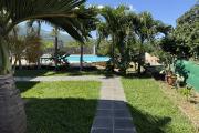 Maison en R+1 constituée de trois logements (T4+T3+T1), garage, belle piscine au sel, située à la Pointe des Châteaux, sur une terrain de plat de 600 m² offrant une vue imprenable sur l'océan et la montagne.