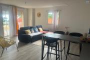 A louer jolie villa de type F3 meublée dans un quartier calme.