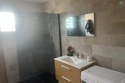 A louer jolie villa de type F3 meublée dans un quartier calme.