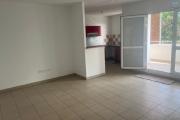 A louer appartement de type T4 dans une petite résidence proche école et petite vue mer