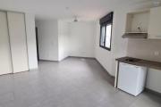 A louer grand studio neuf d'environ 34 m&sup2; dans r&eacute;sidence pour &eacute;tudiants &agrave; l'universit&eacute; du Tampon