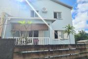 À louer maison F4, 3 chambres climatisées, cuisine équipée, terrasse, jardin clôturé, endroit au calme