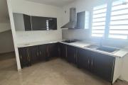A louer villa F4, 3 chambres, bureau, garage fermé, jardin clôturé sur lotissement résidentiel à Bras des Chevrettes/ Saint André