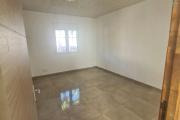 A louer villa F4, 3 chambres, bureau, garage fermé, jardin clôturé sur lotissement résidentiel à Bras des Chevrettes/ Saint André