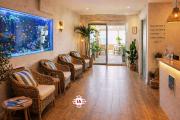 A louer local commercial / professionnel de 100m2 avec Terrasse proche front de mer Saint-Pierre &agrave; 1700&euro; HT