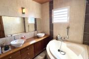 A vendre magnifique Villa F4 avec piscine et grand garage &agrave; Sainte-Anne
