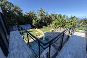 Jolie maison neuve de 120 m&sup2; habitables + 20 m&sup2; de garage + 40 m&sup2; local ferm&eacute;, piscine au sel chauff&eacute;e, vue mer &agrave; 350 m d'altitude
