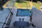 Jolie maison neuve de 120 m&sup2; habitables + 20 m&sup2; de garage + 40 m&sup2; local ferm&eacute;, piscine au sel chauff&eacute;e, vue mer &agrave; 350 m d'altitude