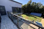 Jolie maison neuve de 120 m&sup2; habitables + 20 m&sup2; de garage + 40 m&sup2; local ferm&eacute;, piscine au sel chauff&eacute;e, vue mer &agrave; 350 m d'altitude