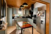 &Agrave; VENDRE &Agrave; PLATEAU CAILLOU &ndash; MAISON FAMILIALE F4 AVEC STUDIO IND&Eacute;PENDANT, VUE MER ET MONTAGNE - Cuisine maison