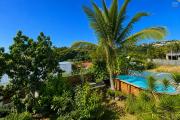 &Agrave; VENDRE &Agrave; PLATEAU CAILLOU &ndash; MAISON FAMILIALE F4 AVEC STUDIO IND&Eacute;PENDANT, VUE MER ET MONTAGNE - Vue piscine  et jardin