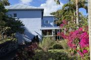 Grande maison/bâtiment de 400 m² situé juste au dessus de la maison cadeau de type F15+ en R+1+combles + un bungalow de 20 m², le tout implanté sur 2830 m² de terrain.