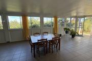 Grande maison/bâtiment de 400 m² situé juste au dessus de la maison cadeau de type F15+ en R+1+combles + un bungalow de 20 m², le tout implanté sur 2830 m² de terrain.