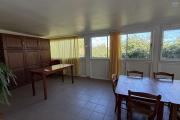 Grande maison/bâtiment de 400 m² situé juste au dessus de la maison cadeau de type F15+ en R+1+combles + un bungalow de 20 m², le tout implanté sur 2830 m² de terrain.