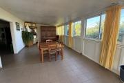 Grande maison/bâtiment de 400 m² situé juste au dessus de la maison cadeau de type F15+ en R+1+combles + un bungalow de 20 m², le tout implanté sur 2830 m² de terrain.