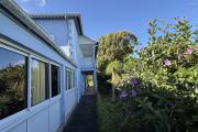 Grande maison/bâtiment de 400 m² situé juste au dessus de la maison cadeau de type F15+ en R+1+combles + un bungalow de 20 m², le tout implanté sur 2830 m² de terrain.