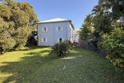 Grande maison/bâtiment de 400 m² situé juste au dessus de la maison cadeau de type F15+ en R+1+combles + un bungalow de 20 m², le tout implanté sur 2830 m² de terrain.