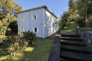 Grande maison/bâtiment de 400 m² situé juste au dessus de la maison cadeau de type F15+ en R+1+combles + un bungalow de 20 m², le tout implanté sur 2830 m² de terrain.