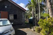 Grande maison/bâtiment de 400 m² situé juste au dessus de la maison cadeau de type F15+ en R+1+combles + un bungalow de 20 m², le tout implanté sur 2830 m² de terrain.