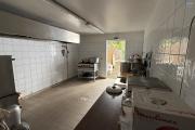 Grande maison/bâtiment de 400 m² situé juste au dessus de la maison cadeau de type F15+ en R+1+combles + un bungalow de 20 m², le tout implanté sur 2830 m² de terrain.