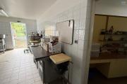 Grande maison/bâtiment de 400 m² situé juste au dessus de la maison cadeau de type F15+ en R+1+combles + un bungalow de 20 m², le tout implanté sur 2830 m² de terrain.