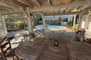Magnifique villa F5/6 + studio ind&eacute;pendant, d'une surface habitable de 165 m&sup2; (200 m&sup2; utiles) &agrave; 245 m d'altitude, vue mer, avec piscine chauff&eacute;e et carport.
