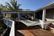 Magnifique villa F5/6 + studio ind&eacute;pendant, d'une surface habitable de 165 m&sup2; (200 m&sup2; utiles) &agrave; 245 m d'altitude, vue mer, avec piscine chauff&eacute;e et carport.