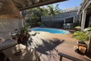 Magnifique villa F5/6 + studio ind&eacute;pendant, d'une surface habitable de 165 m&sup2; (200 m&sup2; utiles) &agrave; 245 m d'altitude, vue mer, avec piscine chauff&eacute;e et carport.