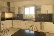 LA POSSESSION &ndash; QUARTIER BOEUF-MORT-Villa d&rsquo;exception avec vue oc&eacute;an, 7 chambres et fort potentiel patrimonial