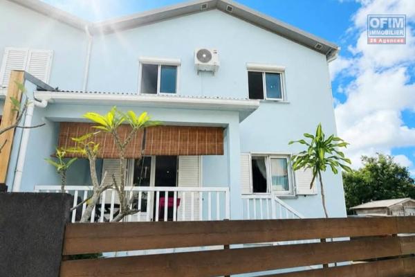 À louer maison F4, 3 chambres climatisées, cuisine équipée, terrasse, jardin clôturé, endroit au calme