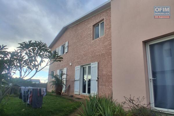 A LOUER maison à étage de type F4 à SAINT-GILLES LES HAUTS