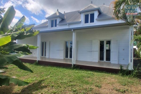 A VENDRE charmante maison de type F4 sur 634 m2 de terrain à SAINT-GILLES LES HAUTS