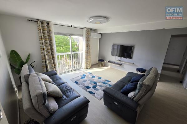 Superbe appartement T5 duplex de 124m2 entièrement refait à neuf et vendu meublé à Sainte Clotilde