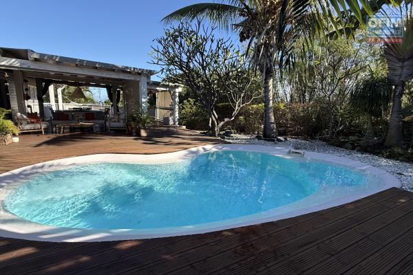 Magnifique villa F5/6 + studio indépendant, d'une surface habitable de 165 m² (200 m² utiles) à 245 m d'altitude, vue mer, avec piscine chauffée et carport.