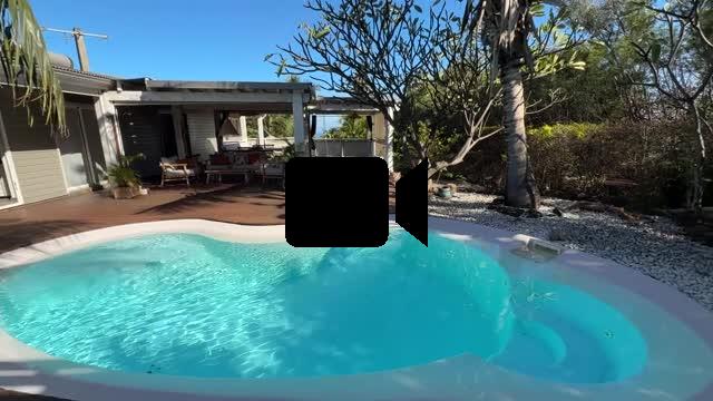 Magnifique villa F5/6 + studio ind&eacute;pendant, d'une surface habitable de 165 m&sup2; (200 m&sup2; utiles) &agrave; 245 m d'altitude, vue mer, avec piscine chauff&eacute;e et carport.